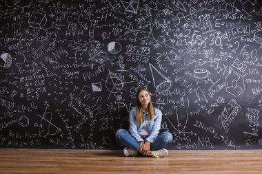 Yazı tahtası önünde güzel genç kız