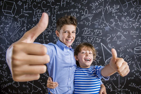 Schattige kleine jongen en meisje voor een grote bord. — Stockfoto