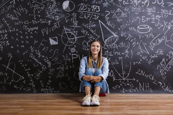 Yazı tahtası önünde güzel genç kız