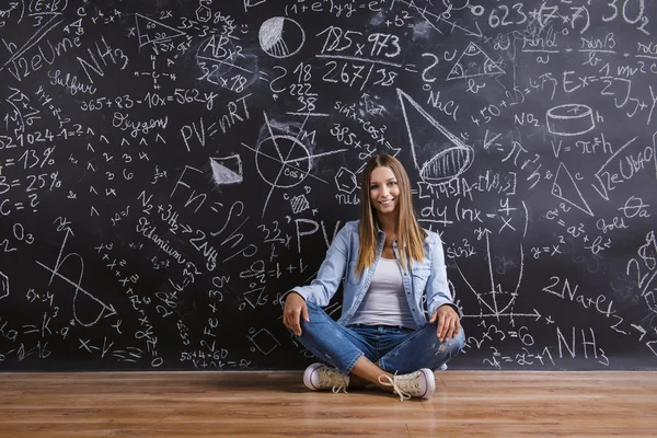 Bella ragazza davanti alla lavagna — Foto Stock