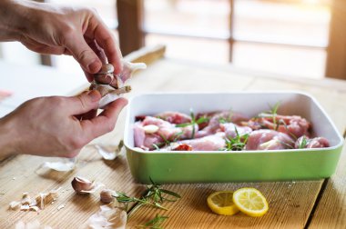 Taze çiğ tavşan eti yemek