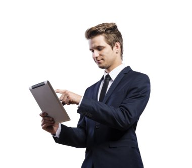 Genç yakışıklı işadamı tablet ile