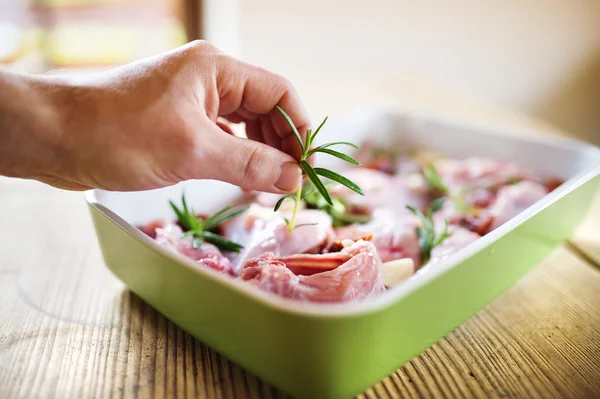 新鮮な生のウサギの肉を調理します。 — ストック写真