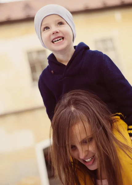 Mamma med sin son på en promenad — Stockfoto