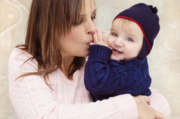 Madre con su hijo en un paseo — Foto de Stock