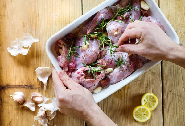 烹饪新鲜原料兔子肉 — 图库照片