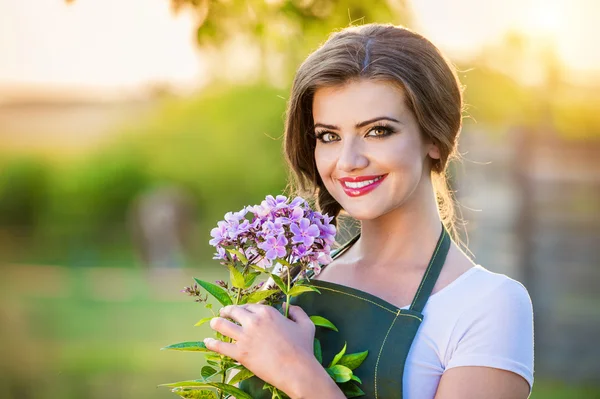 Hermosa joven jardinería —  Fotos de Stock