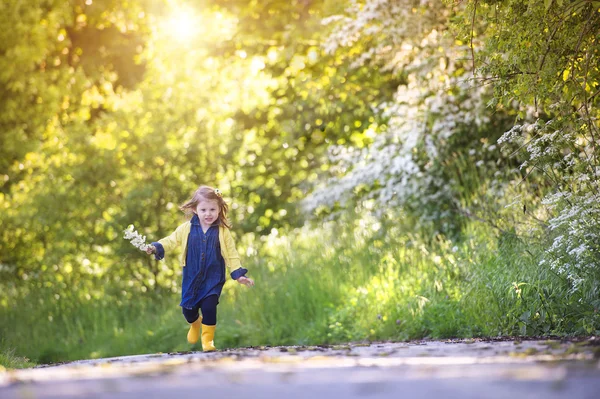 Liten flicka i naturen — Stockfoto