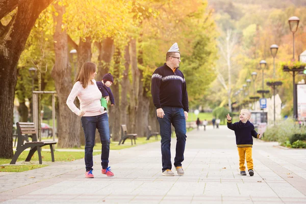 Família feliz em um parque da cidade — Fotografia de Stock