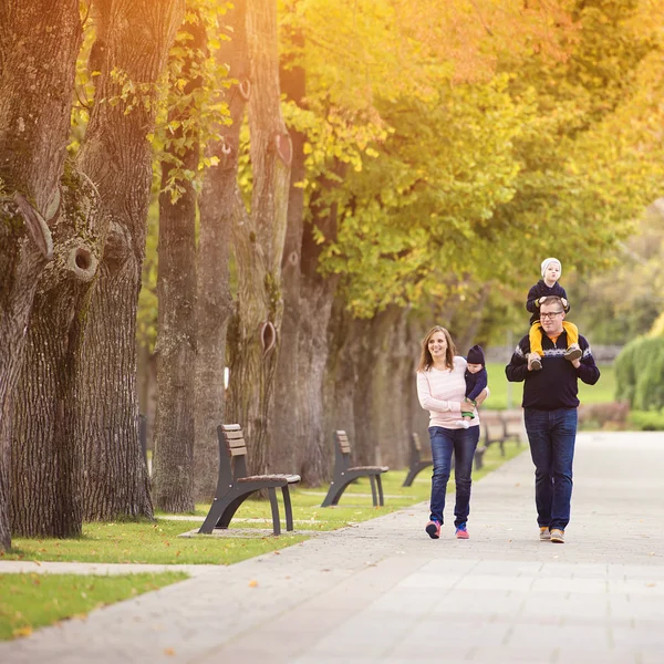 Glad familj i en park — Stockfoto