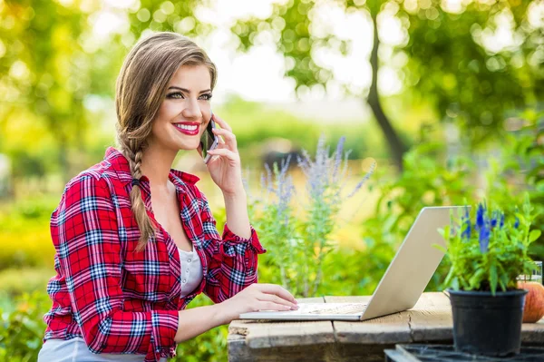 Schöne junge Frau bei der Gartenarbeit — Stockfoto