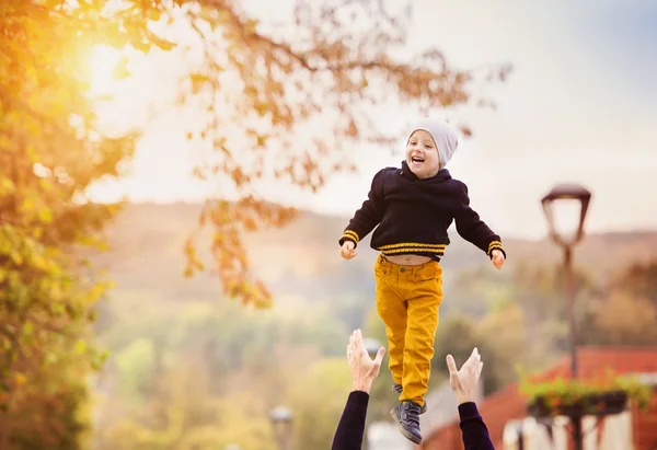 Familia feliz en un parque de la ciudad — Foto de Stock