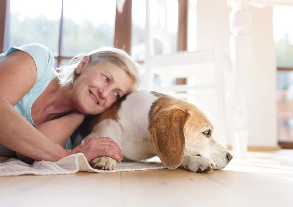 Mulher sênior com seu cão — Fotografia de Stock