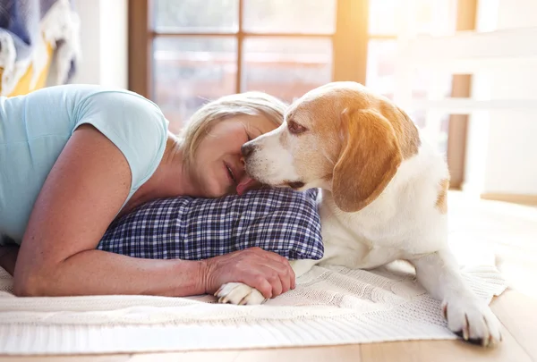 Mulher sênior com seu cão — Fotografia de Stock