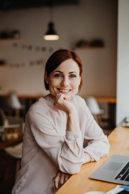 Uzaktan kumandayla çalışan bir kadın..