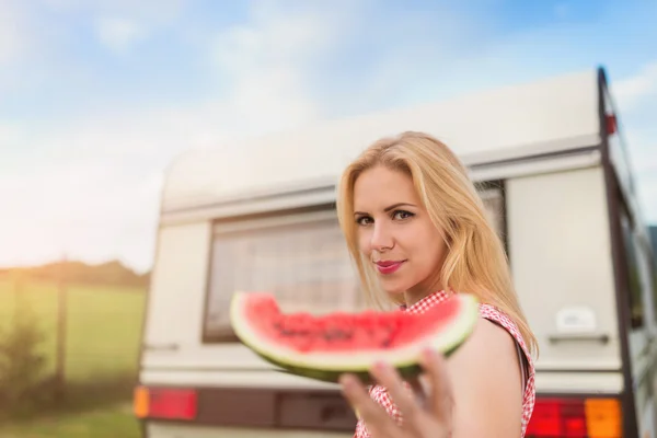 Schöne Frau vor dem Wohnmobil — Stockfoto