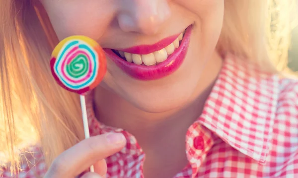 Schöne Frau mit Lutscher — Stockfoto