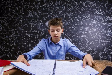 Genç yakışıklı okullu çocuk