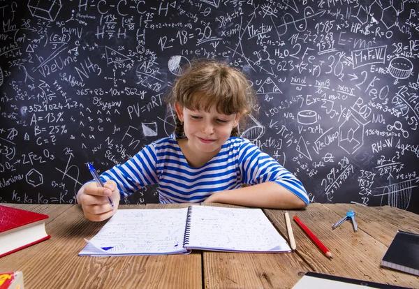 Schattig klein meisje huiswerk — Stockfoto