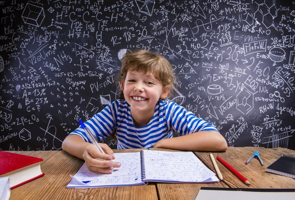 Petite fille mignonne faisant ses devoirs — Photo