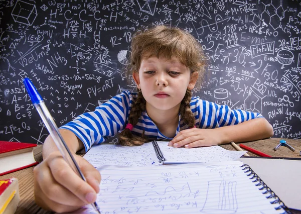 Schattig klein meisje huiswerk — Stockfoto