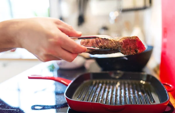 Mens koken — Stockfoto