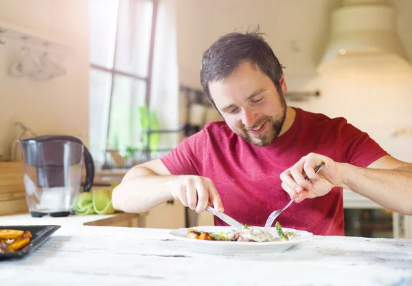 Man äter — Stockfoto