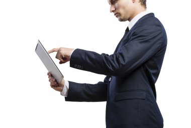 Genç yakışıklı işadamı tablet ile