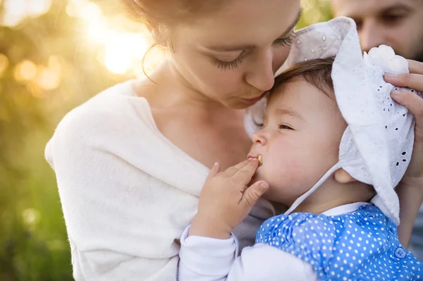 Familia joven feliz — Foto de Stock