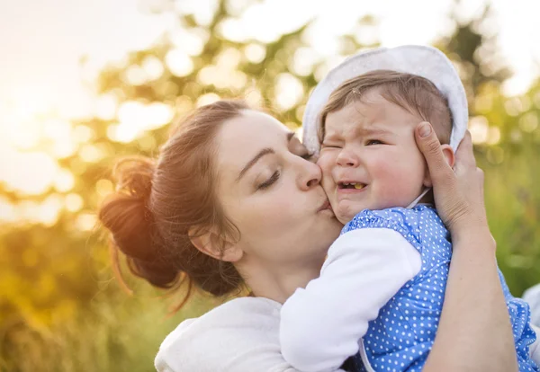 Mãe feliz e seu bebê — Fotografia de Stock