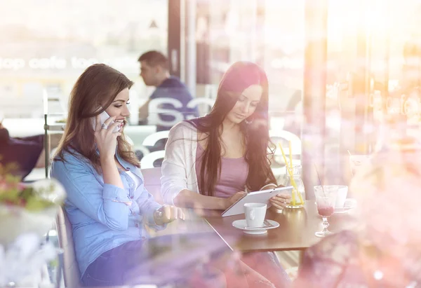 Twee mooie vrouwen — Stockfoto