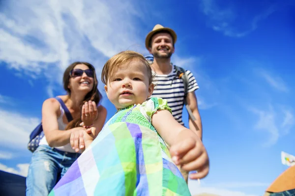 Hermosa familia en el festival de verano — Foto de Stock