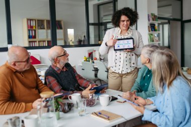 Bir grup son sınıf öğrencisi özel ders ile dijital beceriler öğreniyor..