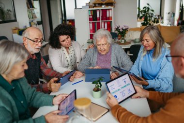 Bir grup son sınıf öğrencisi özel ders ile dijital beceriler öğreniyor..