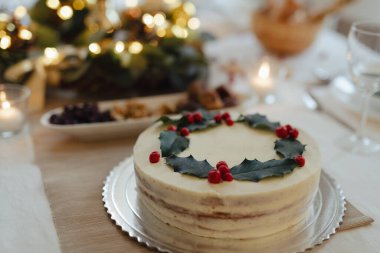 Noel pastası Noel masasında. Noel zamanı.