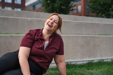 Sportif kadın dinleniyor, antrenmandan sonra su içiyor, dışarıda egzersiz yapıyor..