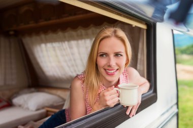 Camper van güzel kadın