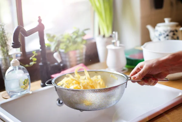 Człowiek z tagliatelle — Zdjęcie stockowe