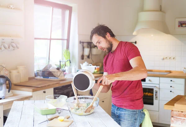 Homme avec tagliatelle — Photo