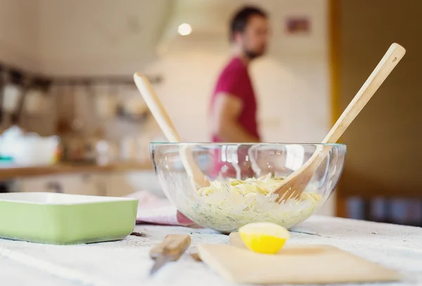 Człowiek z tagliatelle — Zdjęcie stockowe