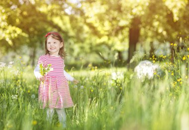 Doğadaki küçük kız