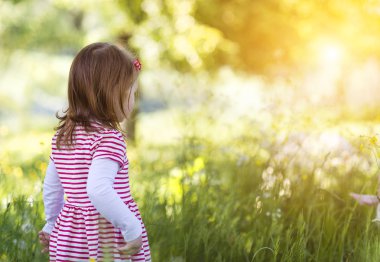 Doğadaki küçük kız