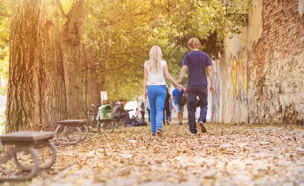 Ungt par ta en promenad — Stockfoto