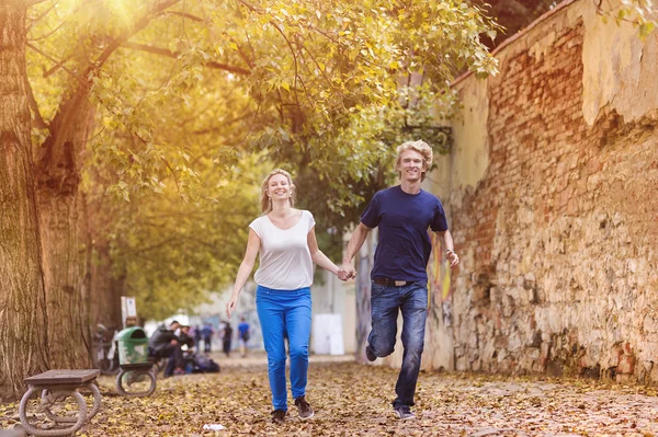 Junges Paar geht spazieren — Stockfoto