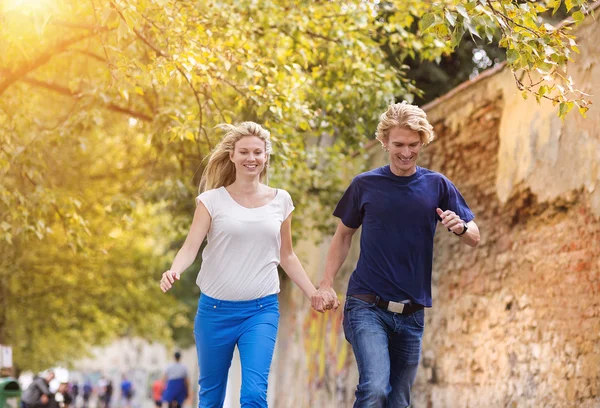 Jovem casal dando um passeio — Fotografia de Stock