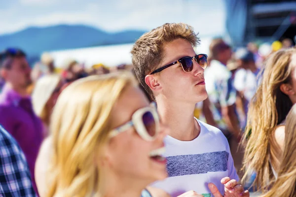 Schöne Teenager beim Sommerfest — Stockfoto