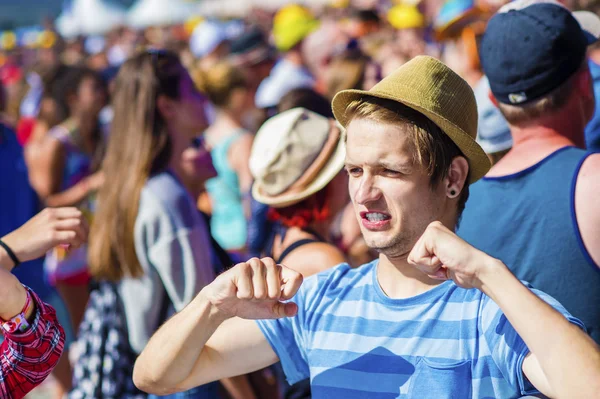 Mooie tieners in zomerfestival — Stockfoto