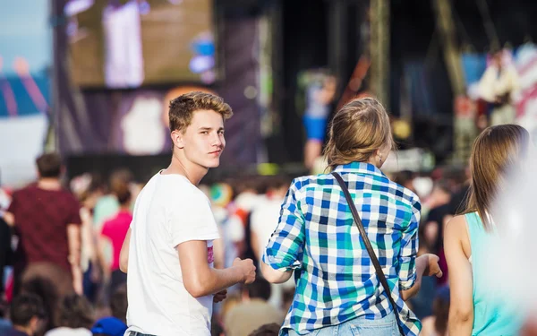 Bellissimi adolescenti al festival estivo — Foto Stock