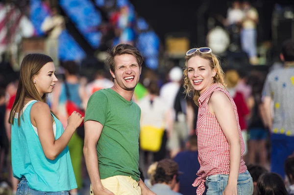Vackra tonåringar på sommarfestival — Stockfoto