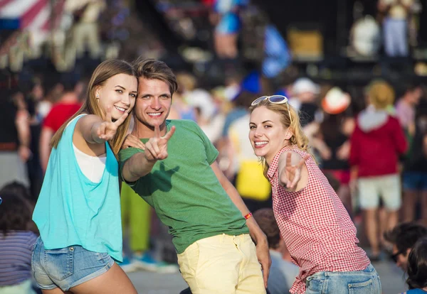 Vackra tonåringar på sommarfestival — Stockfoto